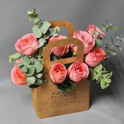 Букет из 9 розы в крафтовой сумочке