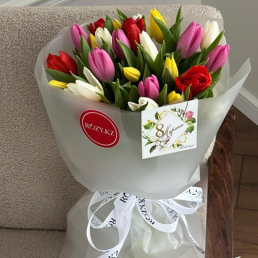 Букет из 25 микс тюльпанов и открытка