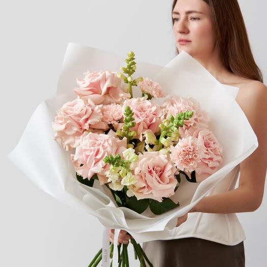 Букет "Живописный" с французскими розами, гвоздикой и антирринумом