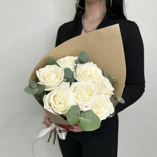 Delicado ramo de 7 rosas blancas y eucalipto