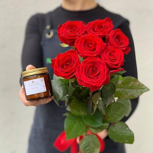 Set of 7 red roses and a small "Love" scented candle