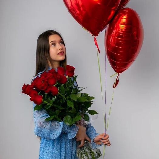 Букет из 15 роз и больших шаров