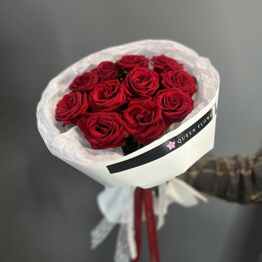 15 классических красных роз в оформлении 🌹