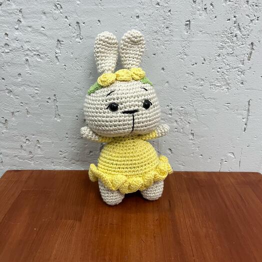 Вязаная игрушка «зайчик в желтом платье»
