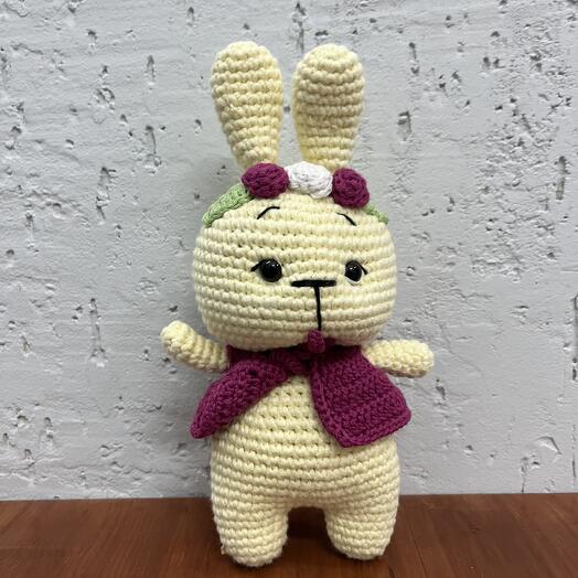 Вязаная игрушка «зайка в бордовой жилетке»