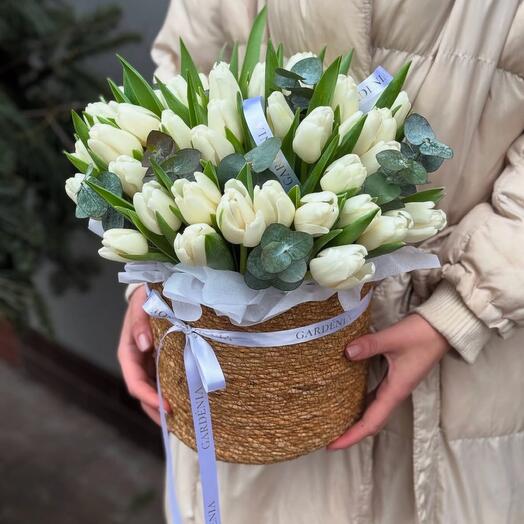 Корзина с тюльпанами белыми