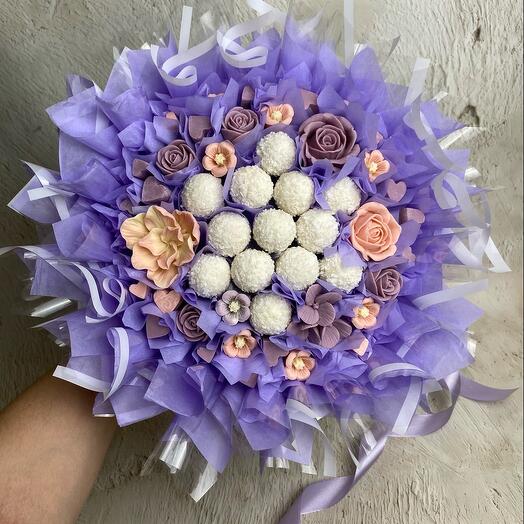 Лавандовый букет из шоколадных цветов и воздушных Рафаэлло