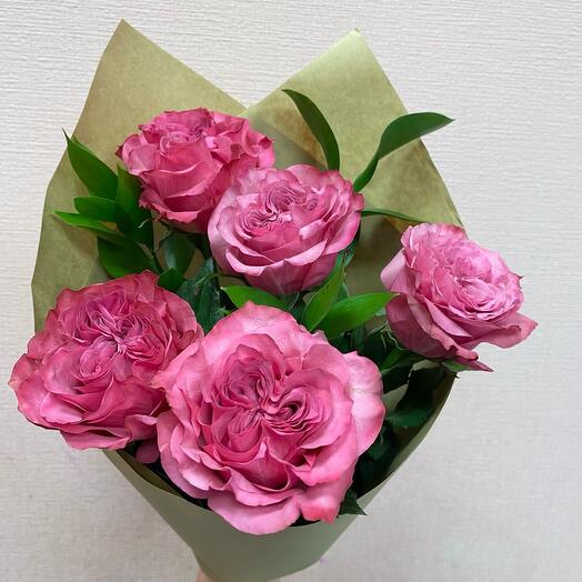 Букет из роз пионовидные с рускусом