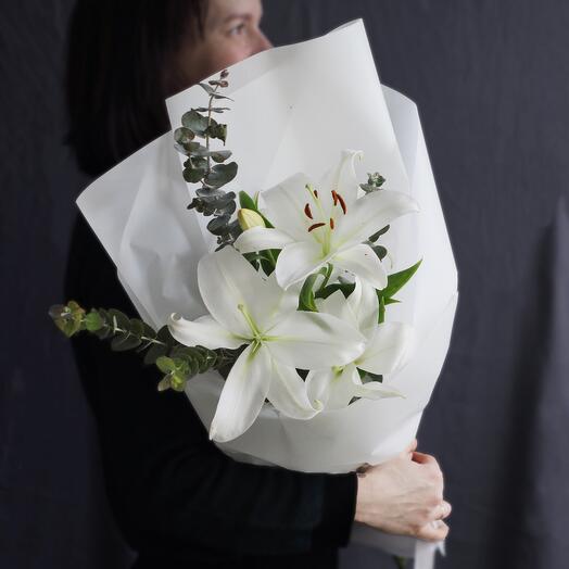 Белая лилия и эвкалипт