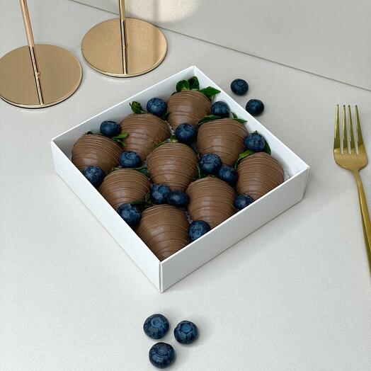 Клубника в шоколаде набор номер 11 - 9/12 ягод с голубикой