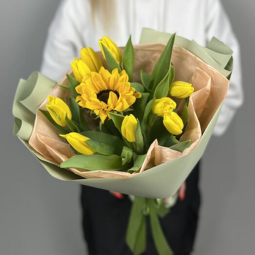 Авторский букет AS-114 в желтых тонах с подсолнухом и тюльпанами