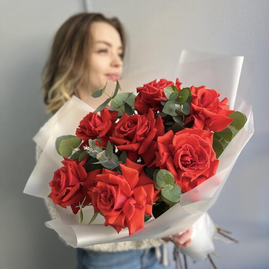 Букет из 7 французских роз и эвкалипта