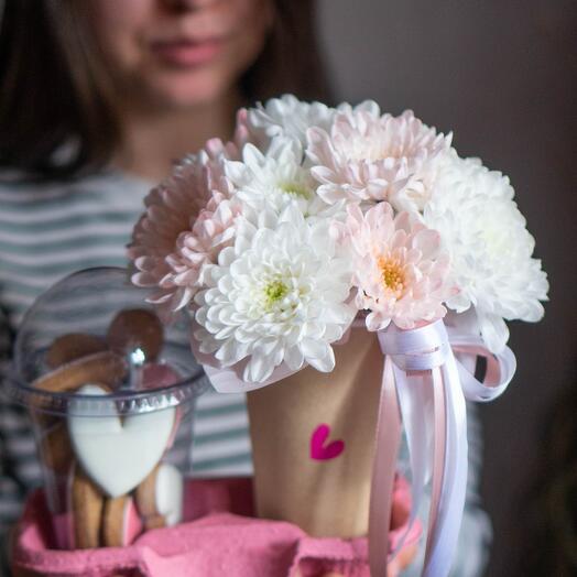 Цветы в стаканчике с пряниками