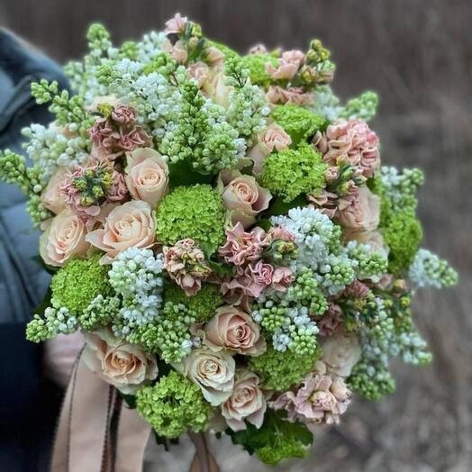 Bouquet in bed tones with lilac