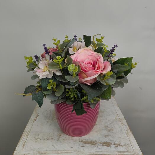 Композиция из искусственных цветов в кашпо