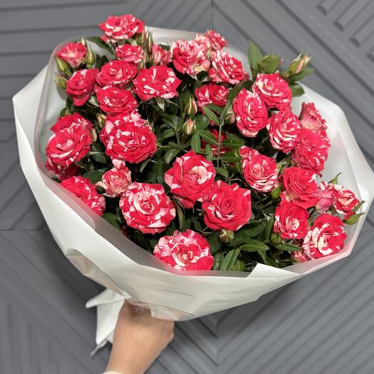 Букет из ярких кустовых роз
