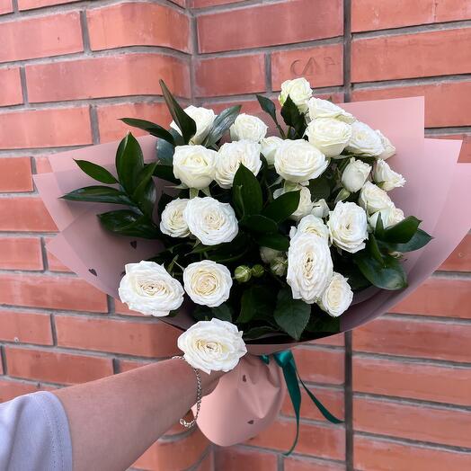 Букет из 5 веток белой кустовой розы и рускус