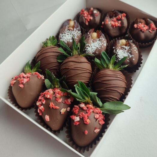 Премиум набор из 6 клубничен и 6 фиников в шоколаде