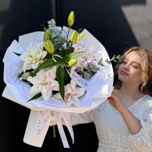 Букет с Королевскими лилиями