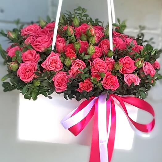 Bouquet with bush roses in a handbag