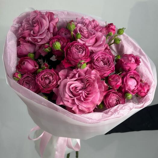Букет из кустовых и одноголовых пионовидных роз 💕