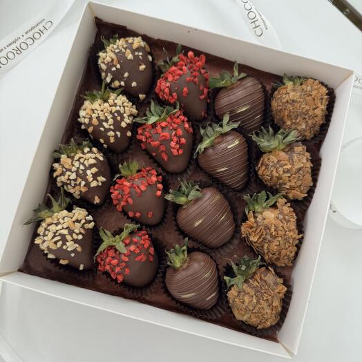 Chocolate-covered strawberry set "Chocolate Hit", 16-20 berries