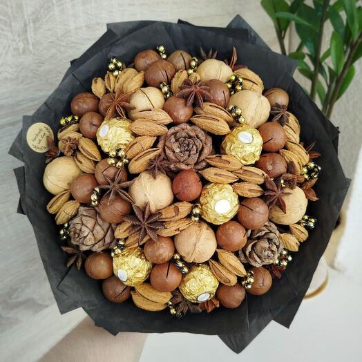Строгий букет из орехов с конфетами Ferrero Rocher и кедровыми шишками (М)