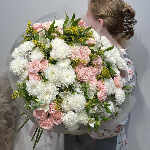 Букет кустовая роза, кустовая хризантема, альстромерия и солидаго