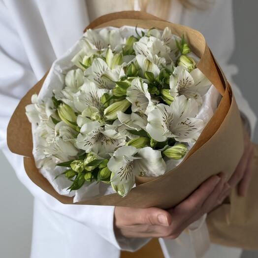 Букет из белых альстромерий 5 шт. В крафтовой бумаге