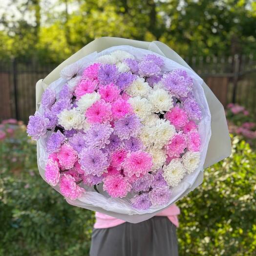 Букет из розовой, фиолетовой и белой кустовой хризантемы