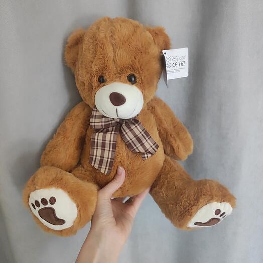 Плюшевый мишка коричневого цвета