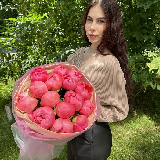 Букет из 15 пионов в оформлении