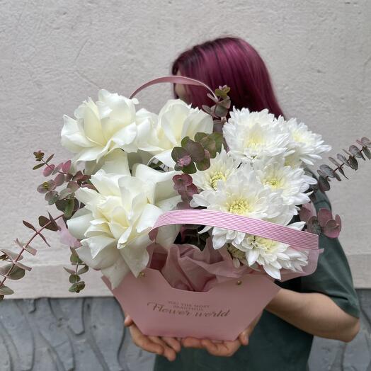 Сумочка со светлыми розами и хризантемой