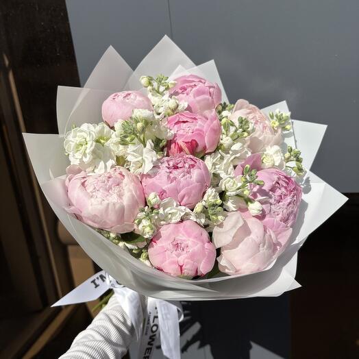 Авторский букет из пионов и маттиолы