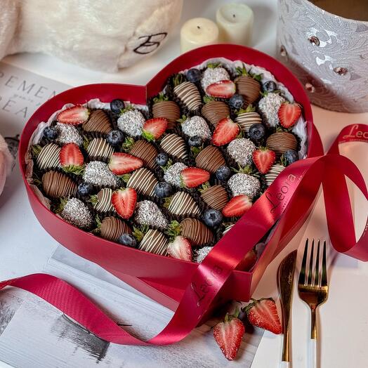 Клубника в Бельгийском шоколаде Callebaut. Сердце XXL. Подарочный набор 1195. Leoraflowers