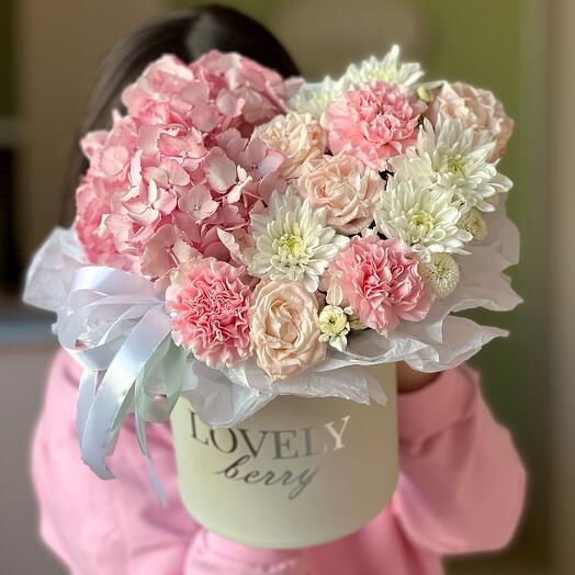 Гортензия, хризантема, гвоздики в коробке