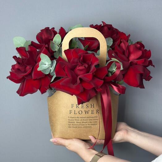 Сумка с красными французскими розами