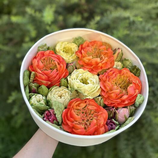 Большая круглая коробка зефирных пионов