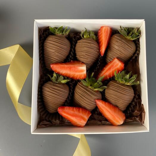 Клубника в молочном шоколаде 6 шт