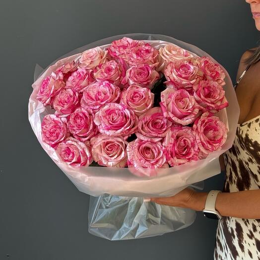 25 розовых роз