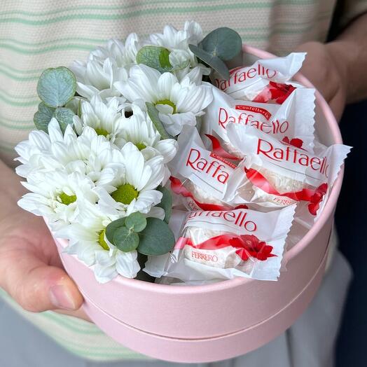 Композиция «Комплимент» хризантемы + Raffaello