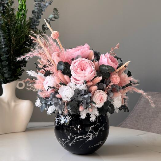 Яркая интерьерная композиция с розовыми пионами и пионовидными розами в эффектном кашпо