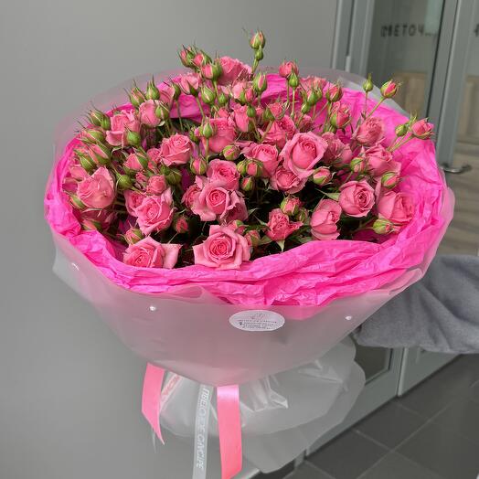 Букет из ярких кустовых роз