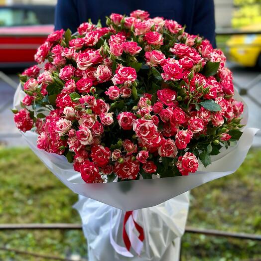 Яркий букет из кустовых роз