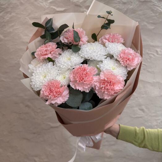 Букет из дианиусов и хризантем с эвкалиптом