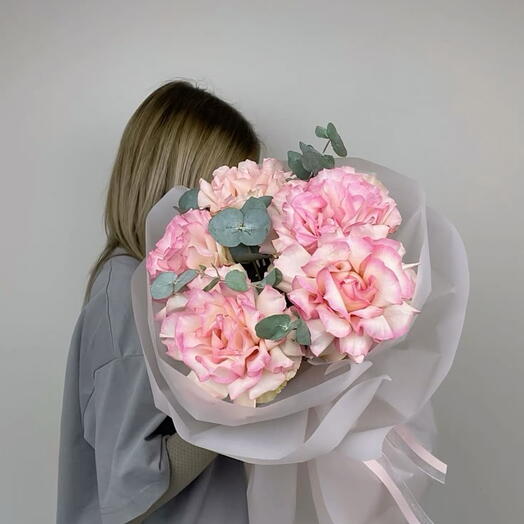 5 французских роз с эвкалиптом