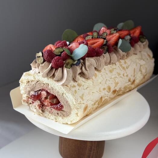 Меренговый рулет с шоколадными кремом и малиной
