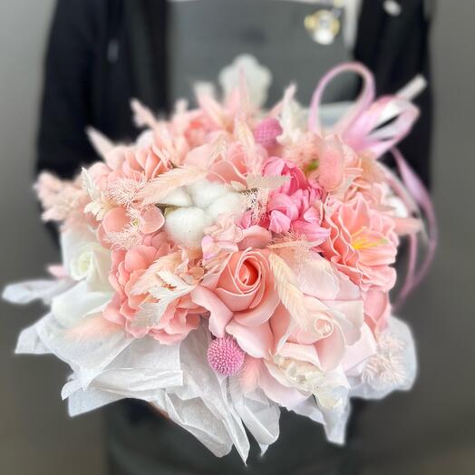 Композиция из мыльных цветов и сухоцветов «Маршмеллоу»