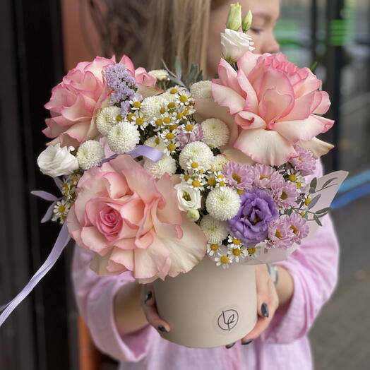 Коробка шляпная с французскими розами и лавандой ,  ромашками в лавандовых и розовых оттенках