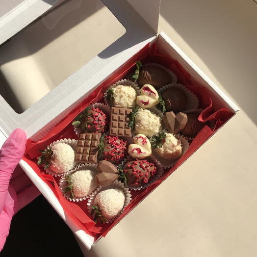 Клубника в шоколаде микс молочного и белого